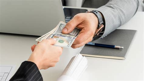 عدم دفع أي تعويض مادي في الحالات التالية