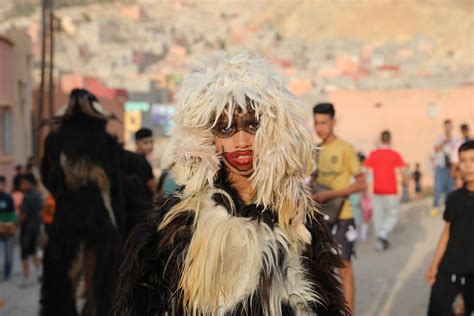 على الرجال الذين يتزينون بالفضة