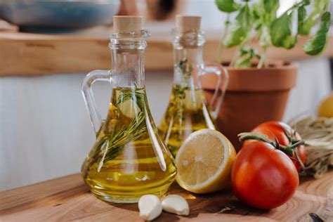 عيوب استخدام زيت الزيتون مع الثوم للمفاصل عيوب استخدام زيت الزيتون مع الثوم للمفاصل