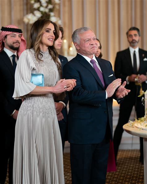 فستان الملكة رانيا في حفل خطوبة نجلها الأمير حسين