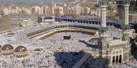 في السبعين من عمره، لم يترك مكانه خلف إمام المسجد الحرام في مكة.  وفاة الشيخ محمد بن عبدالوهاب آل ...