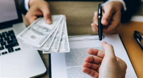 في بعض البنوك، غرامة مالية لسداد القرض قبل موعد استحقاقه