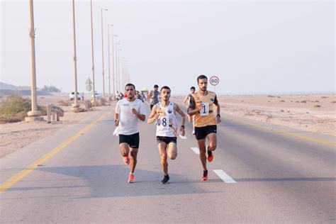 في مسابقة الجري، كان العداء الأول متقدمًا بثلاثة أو أربعة عشر في المائة من الثانية عن الثاني. عندما يكتب عمر وخالد هذه القيمة كما هو موضح أدناه. أي واحد كتب الإجابة الصحيحة؟ في مسابقة الجري، كان العداء الأول متقدمًا بثلاثة أو أربعة عشر في المائة من الثانية عن الثاني. عندما يكتب عمر وخالد هذه القيمة كما هو موضح أدناه. أي واحد كتب الإجابة الصحيحة؟