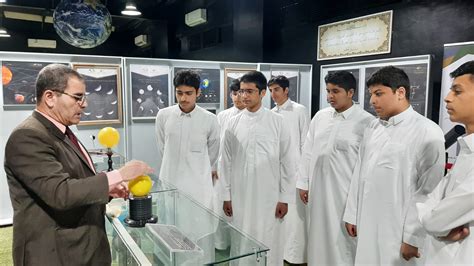 قامت مجموعة من الطلاب بقياس درجة الحموضة لعينة أخذوها من المطر الميت وكانت 7.2.  هل المطر حامض؟  اشرح اجابتك
