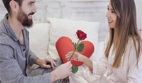 كيف استطيع ان اقول من نظراته وحركاته انه يحبني