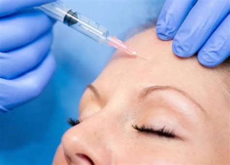 كيف تكتشفين مادة البوتوكس وأثرها على عالم مستحضرات التجميل
