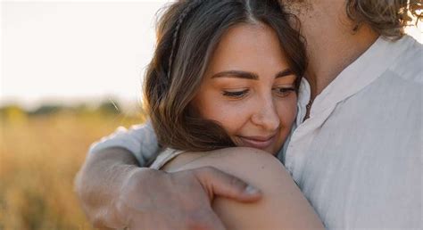 كيف يتصرف الزوج الذي يشك في زوجته؟