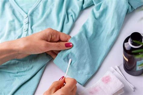 كيفية إزالة طلاء الأظافر من الملابس باستخدام العجينة