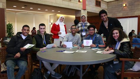 كيفية التقدم بطلب للحصول على منح الجامعة الأمريكية لطلاب المدارس الثانوية