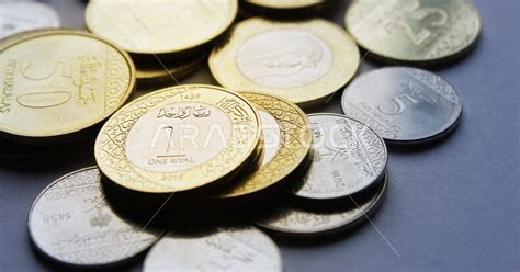 لدى بنك وليد 12 قطعة نقدية و 30 قطعة نقدية من فئة نصف ريال، فإذا أخذ وليد منها عملة معدنية وأعطاها صدقة ثم أخذ عملة أخرى ليعطيها صدقة، فما هو احتمال أن تكون كلاهما عملات معدنية من ريال؟  فئة؟