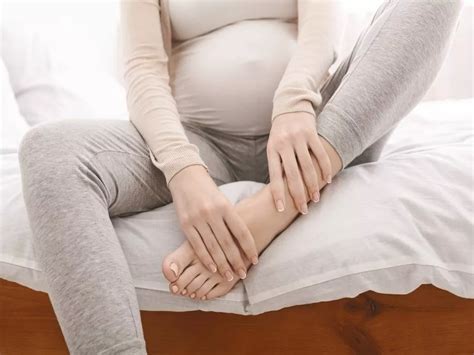 لرؤية الأحذية المقطوعة لامرأة حامل