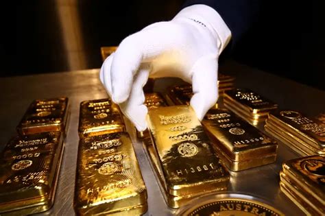 لنرى في المنام لفتاة عازبة ترتدي الذهب على شكل تاج