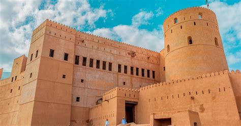 ما الذي يجعل القلاع والقلاع مختلفة عن المباني العادية والحديثة الأخرى؟ ما الذي يجعل القلاع والقلاع مختلفة عن المباني العادية والحديثة الأخرى؟