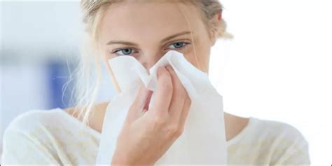 ما الذي يسبب حكة الأنف من الخارج؟