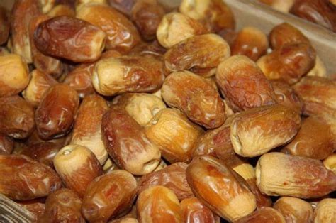 ما رأيك في تعبير الكاتب التمر فاكهة وطعام ودواء وحلوى مع شرح لما تقوله