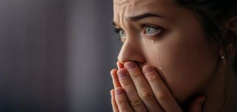 ما هو تفسير المرأة المتزوجة تبكي على ميت وهو على قيد الحياة؟