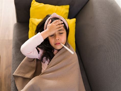 ما هي الأعراض المصاحبة لمرض كاواساكي لدى الأطفال؟