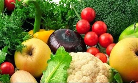 ماذا يحدث للجسم إذا اتبعت نظامًا غذائيًا يعتمد على الخضار والفواكه فقط
