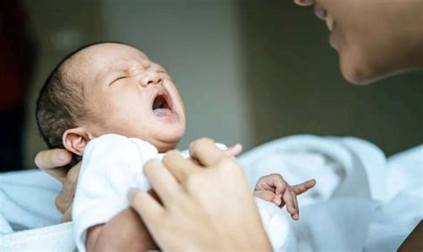 متى يشير حديث الطفل الذاتي إلى وجود مشكلة؟