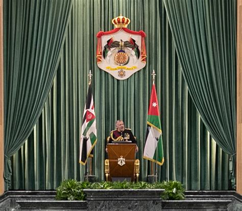 مجموعة القواعد التي تحدد نظام الحكم وشكله في الدولة وتظهر حقوق الفرد والتزاماته