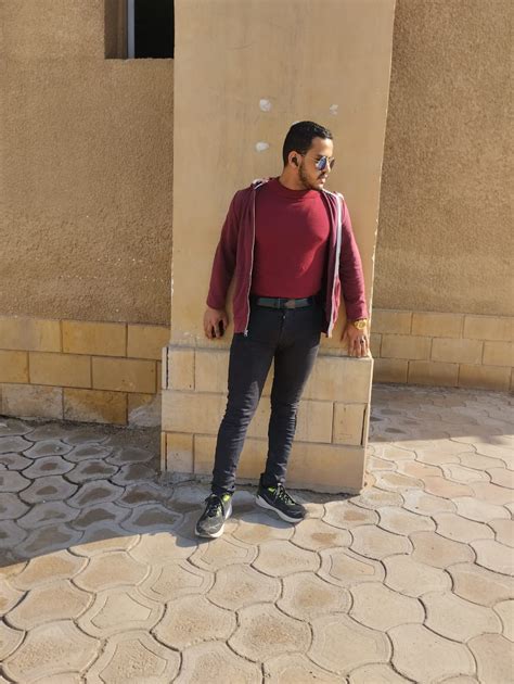 محمد شاب يبلغ من العمر اثني عشر عامًا يحب إخوانه كثيرًا، بينما يسارع خالد إلى الغضب والإساءة إليه في الصف السادس.
