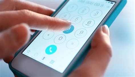 معنى إعطاء الهاتف لشخص معروف أو مجهول في حلم الحامل وتفسيره