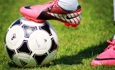 من هو اللاعب الوحيد الذي له الحق في لمس الكرة بيديه