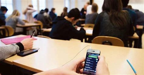 هل الهواتف المحمولة مسموح بها في المدارس المتوسطة والثانوية
