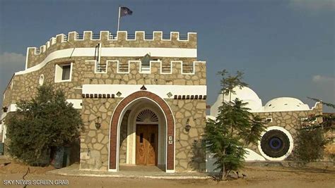 يبني بيته بدون حجارة، والجدران بيضاء وشفافة، ولا أبواب ونوافذ، وعندما تتجمع الجدران تصبح ثياب.