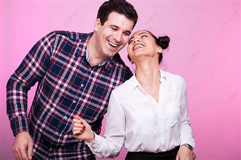 يضيع الحب بسبب ضيق الوقت الذي يقضيه الزوجان معًا