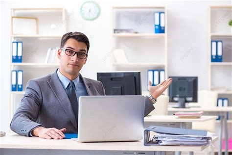 يمكنك أيضًا الاستفسار عن موظف أجنبي في مكتب العمل