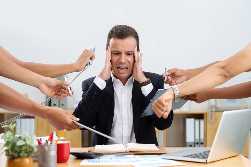仕事でキャパオーバーになる原因と解決策5つ：忙しい人が注意すべき「キャパオーバー」の意味とは？｜UNOTE [ユーノート]