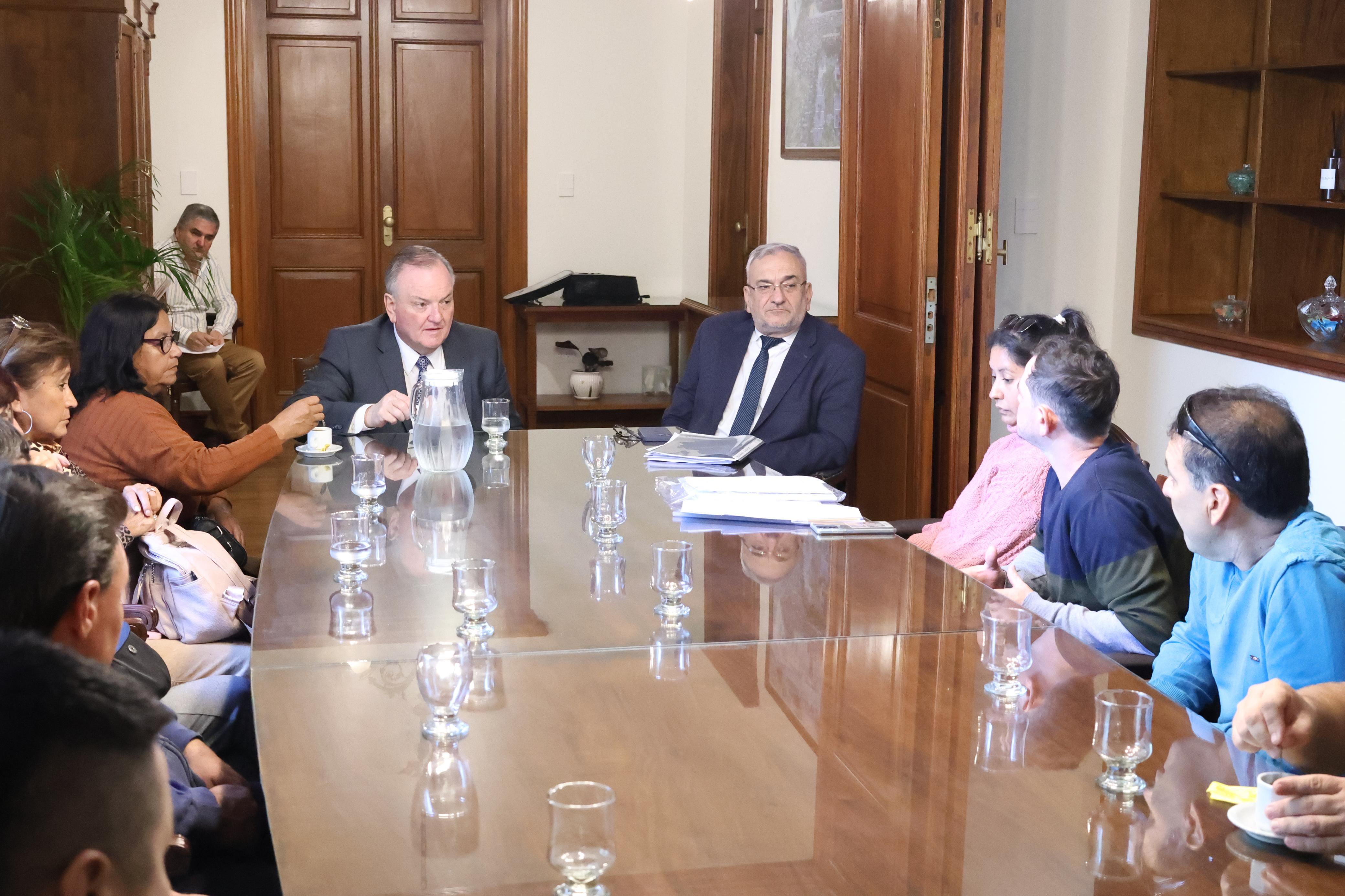 EL SENADO PROVINCIAL RECIBIÓ A TRABAJADORES Y FAMILIARES DE LÁCTEOS VERÓNICA