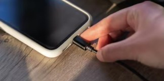 ¿Es malo o bueno dejar el celular cargando toda la noche?