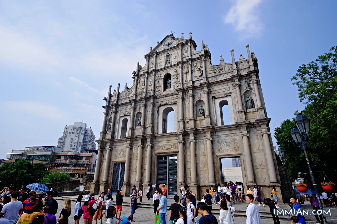 遊澳門必去的大三巴牌坊、哪吒廟，歐式與中式建築交會的奇特美景