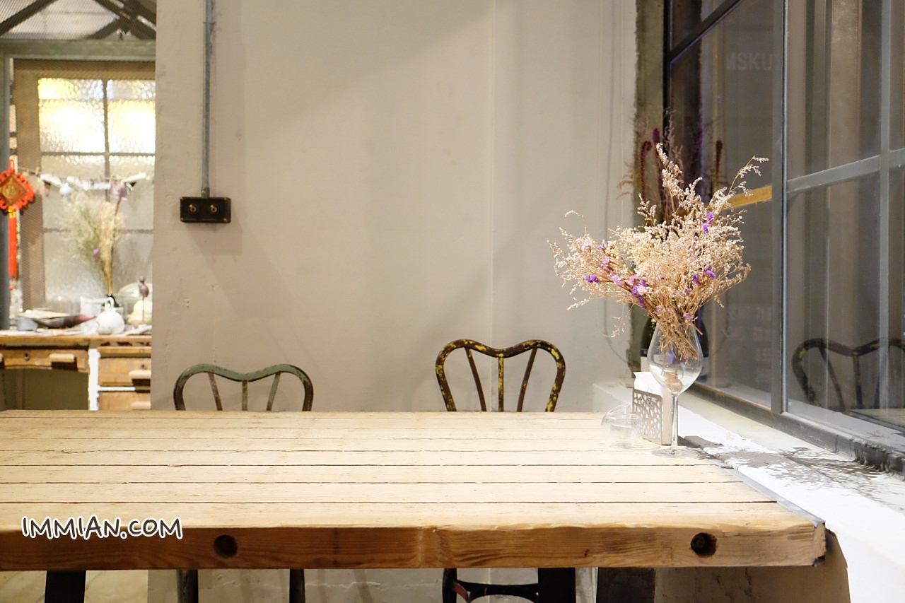 舒服生活咖啡，信義安和，充滿老傢俱和真的在飲料上灑玫瑰花瓣的歐式咖啡廳