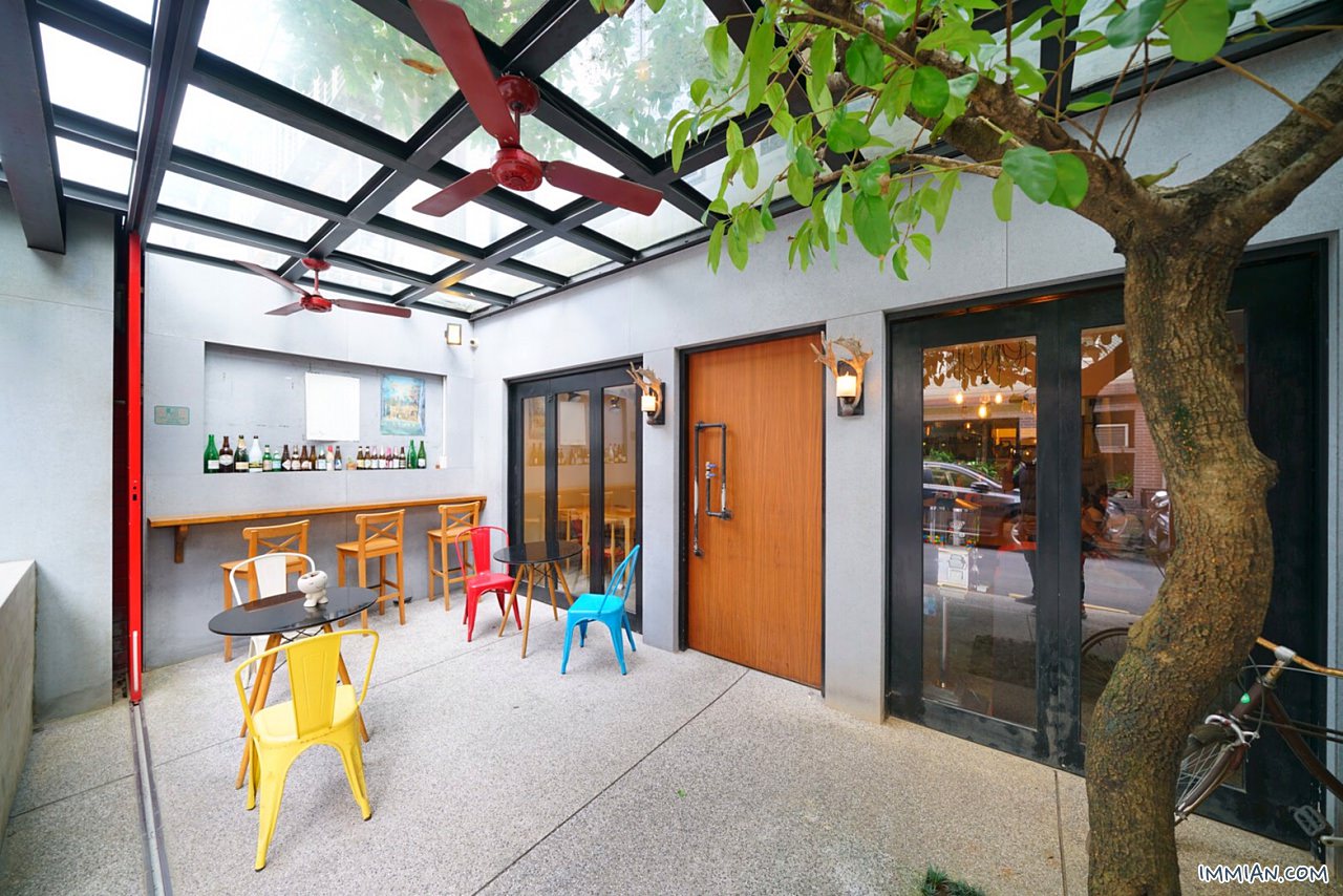 上樓看看，信義區市政府站，坐擁戶外區、一二樓的好採光咖啡廳