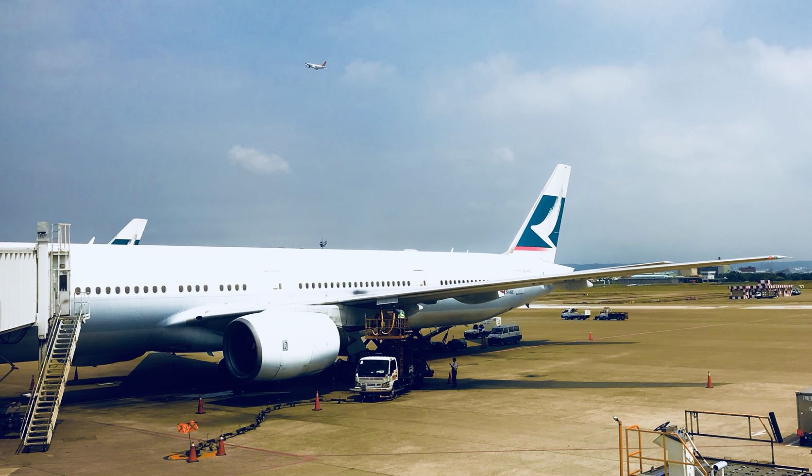 國泰航空 Cathay Pacific，台北飛印度 CX565 + CX695，香港轉機經濟艙飛行心得紀錄
