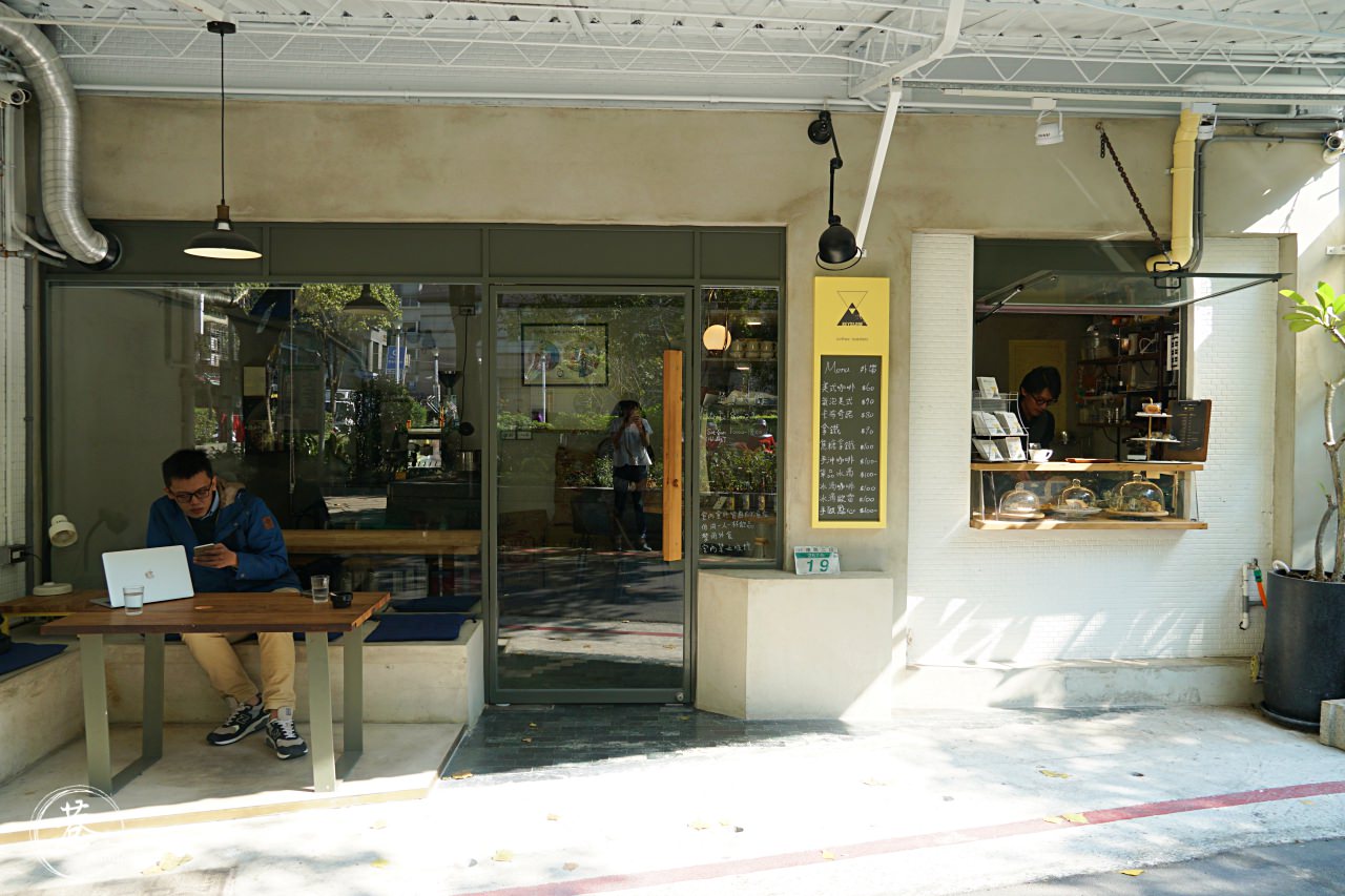 【八德路咖啡】Keystone Coffee Roaster，戶外區對著一片小公園，超愜意咖啡廳