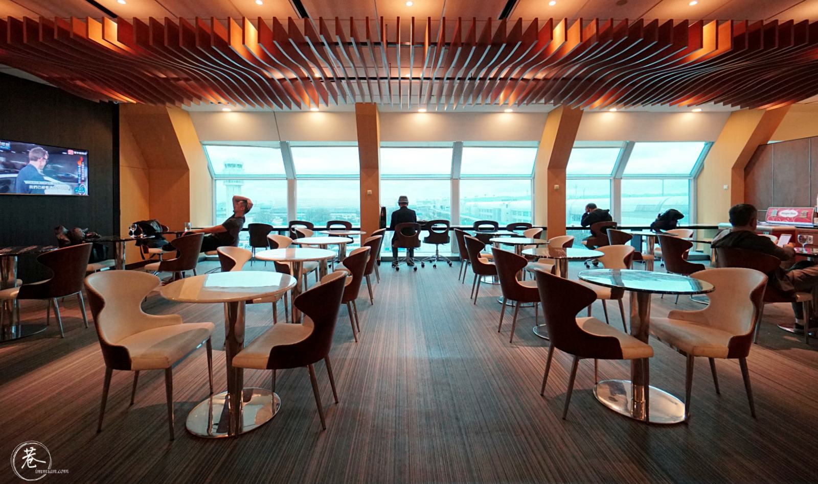 桃園機場二航廈 The More 摩爾貴賓室，出國前的舒適享受，大推好吃牛肉麵！