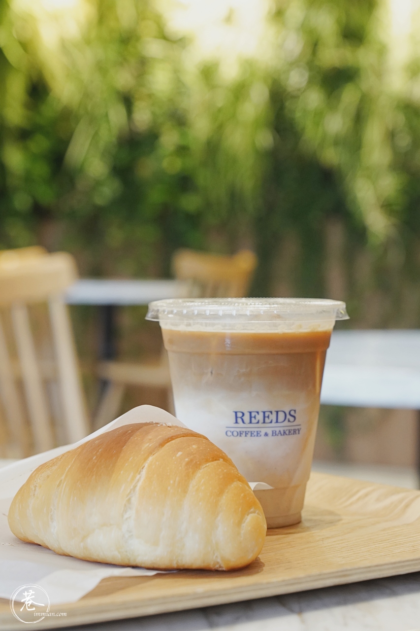 【內湖咖啡】REEDS coffee & bakery，早鳥獨享的麵包、咖啡、和落地窗光 巷子裡的生活