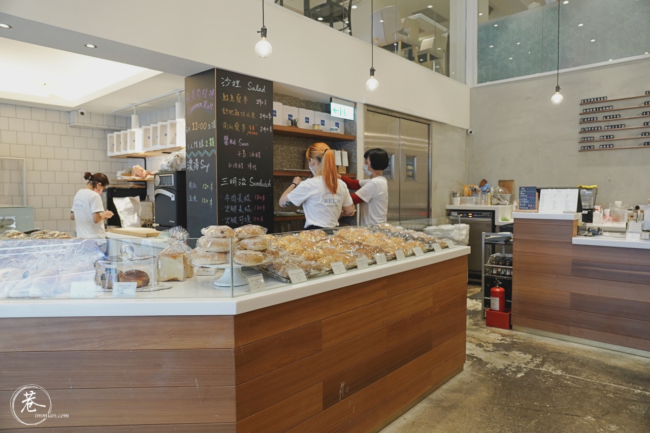 【內湖咖啡】REEDS coffee & bakery，早鳥獨享的麵包、咖啡、和落地窗光 巷子裡的生活