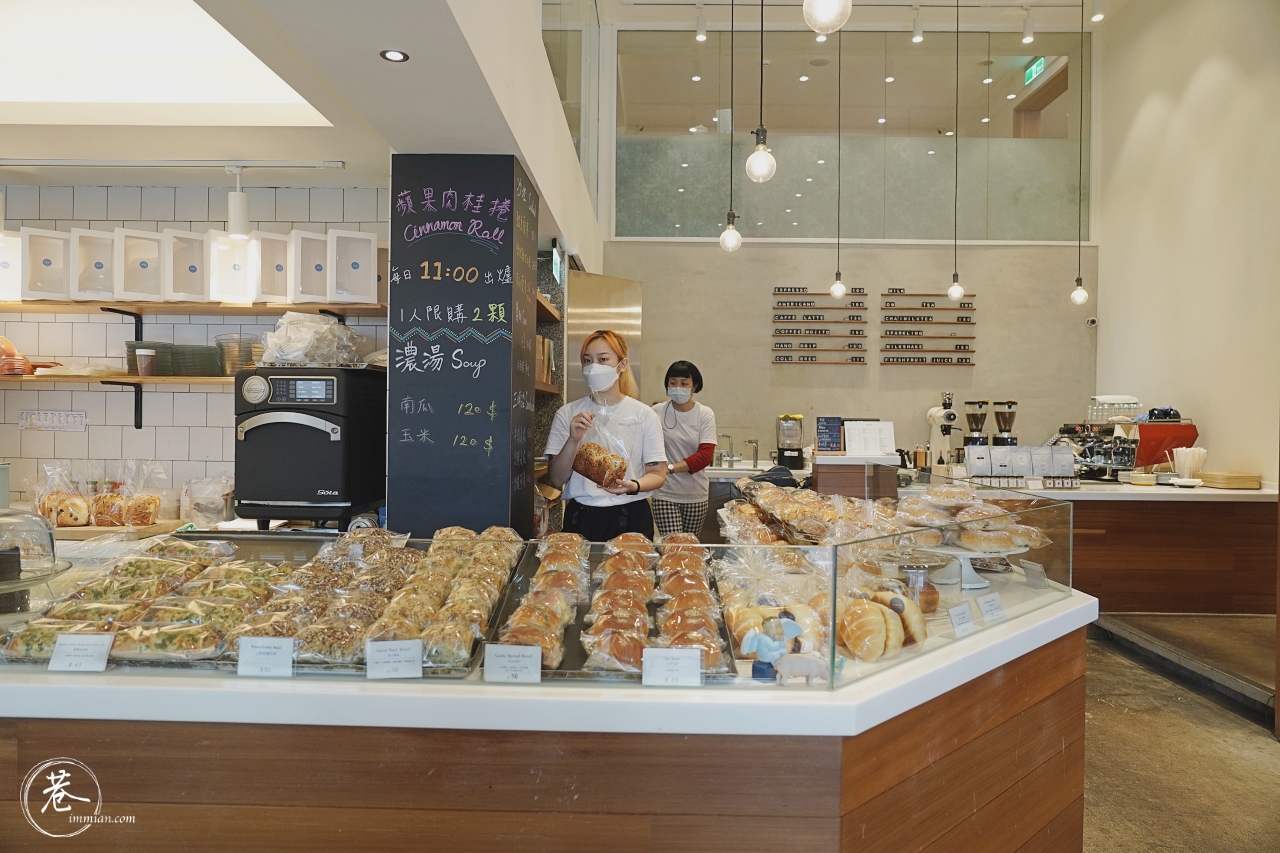 【內湖咖啡】REEDS coffee & bakery，早鳥獨享的麵包、咖啡、和落地窗光 巷子裡的生活