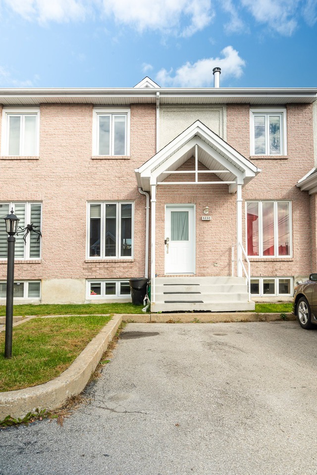 VENDU Maison à étages à vendre 525C Boul. le BourgNeuf Repentigny