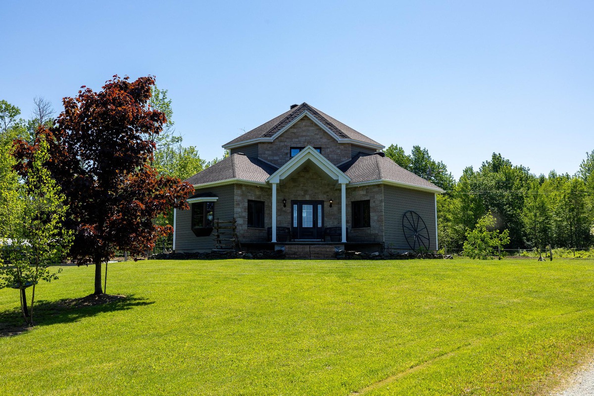 Maison à étages à vendre 1000 Ch. RobertSavage StukelySud Visite
