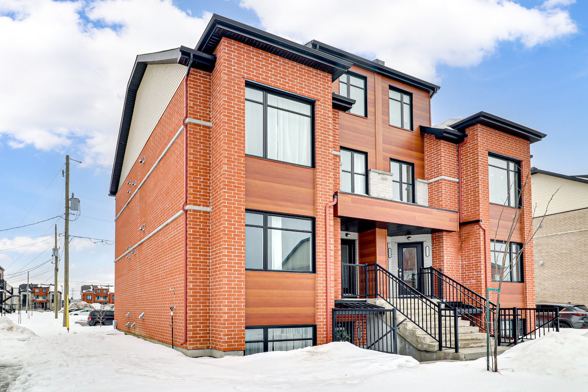 Triplex à vendre 1145 1149 Rue du GrandPic Laval (SainteRose)