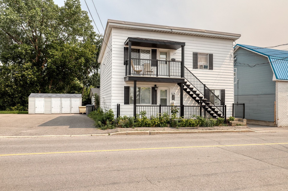 Duplex à vendre 124 126 Rue NotreDame Charlemagne