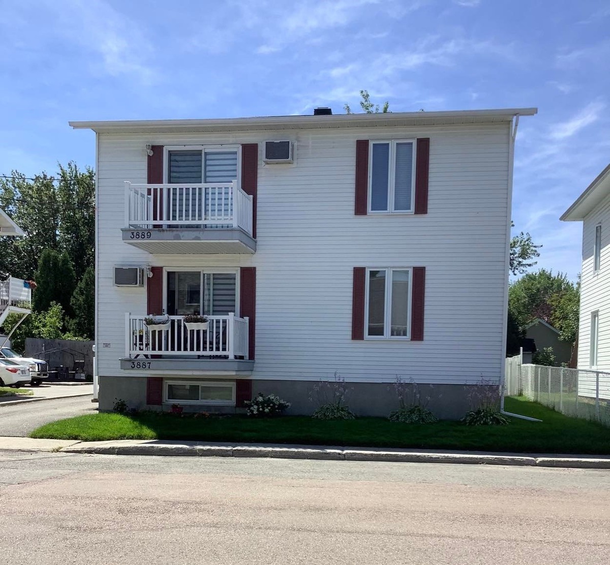 Triplex à vendre 3885 3889 Rue StClément Saguenay (Jonquière)