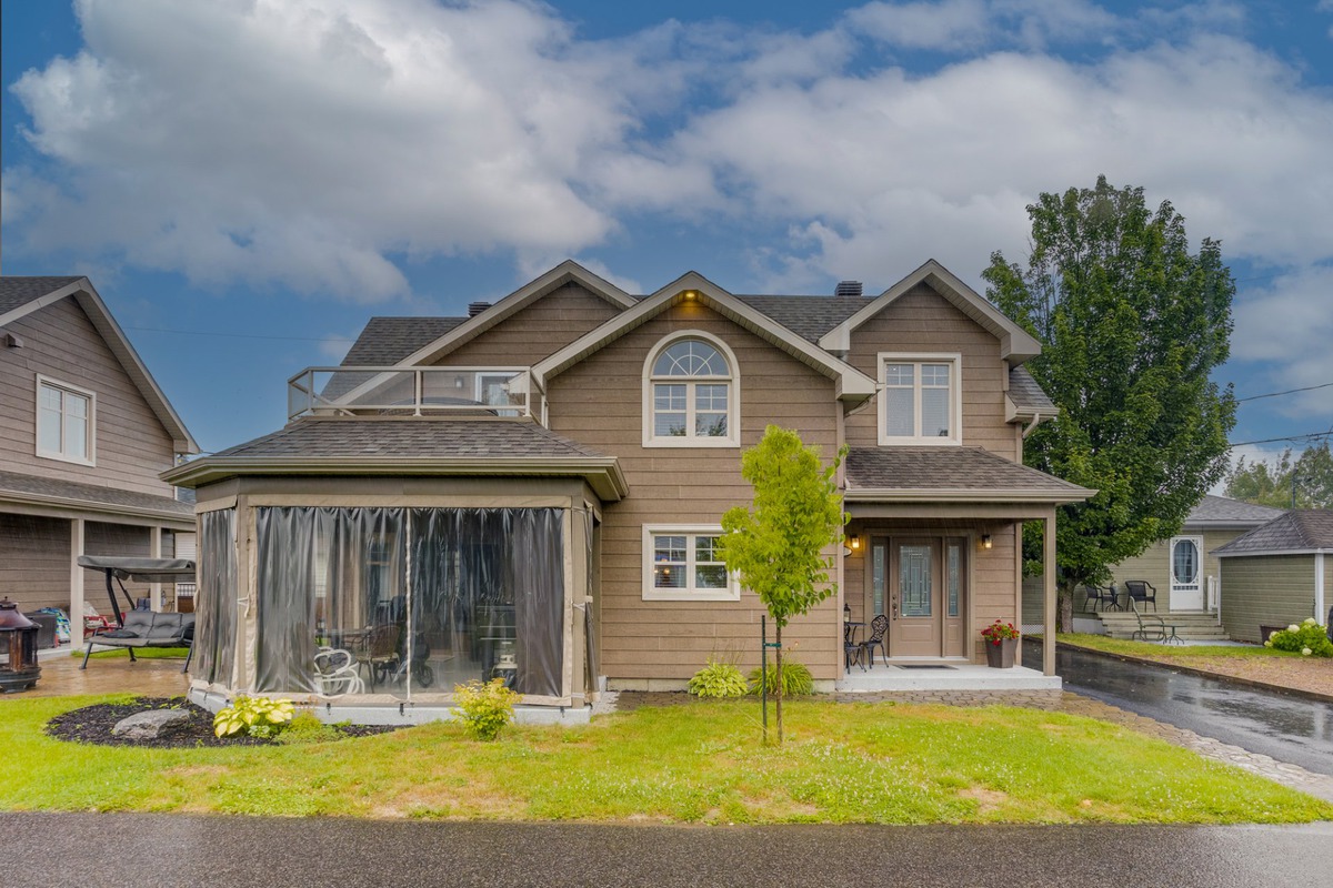 Maison à étages à vendre 23 6e Rue FossambaultsurleLac