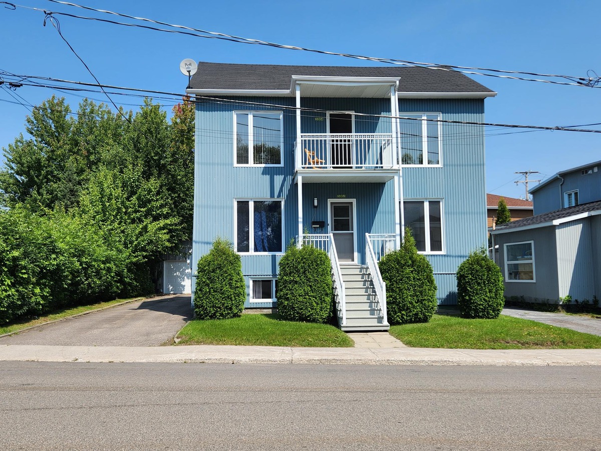 Triplex à vendre 3862 3864 Rue StLaurent Saguenay (Jonquière)